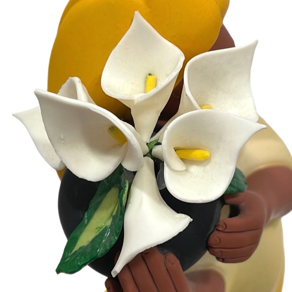 Woman with Lilies Latin American Folk Art Terracotta Figurine - Picture 6 of 10